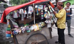 Dagangan kakek penjual mainan hilang (disway.id)