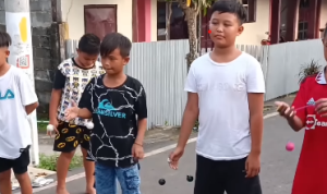 Tangkapan Layar Youtube Vin Win - Latto Latto game lomba bola tok tok 😁 lato neka nok nok di kota BITUNG 🥰 vin win #lattolatto #toktok