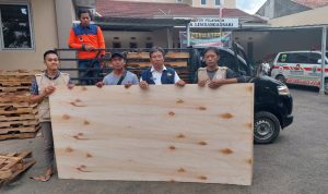 Selain Logistik, Posko Peduli Limbangansari Terima Bantuan Palet Kayu dan Triplek untuk Korban Gempa Cianjur di Tenda Pengungsian