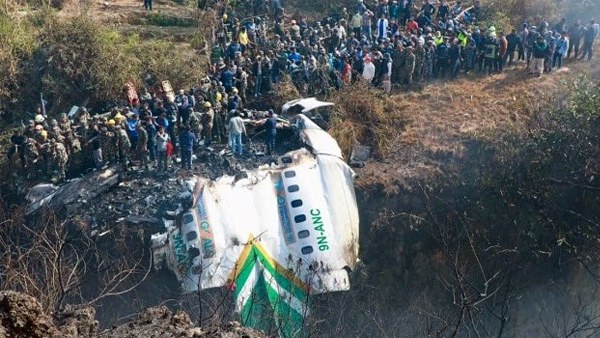 Puing pesawat Yeti Airlines yang jatuh pada Minggu 15 Januari 2023 di wilayah Pokhara Nepal. (twitter@rahulsah11543)