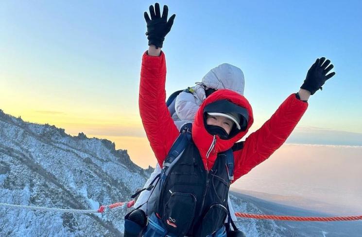 Lee Si Young mendaki gunung sambil gendong anak