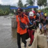 Tim gabungan mengevakuasi seorang bocah tewas tenggelam. Korban diketahui bernama Muhammad Yasin Alkautsar Muhtar (10) siswa SDN Langkob. (zan)