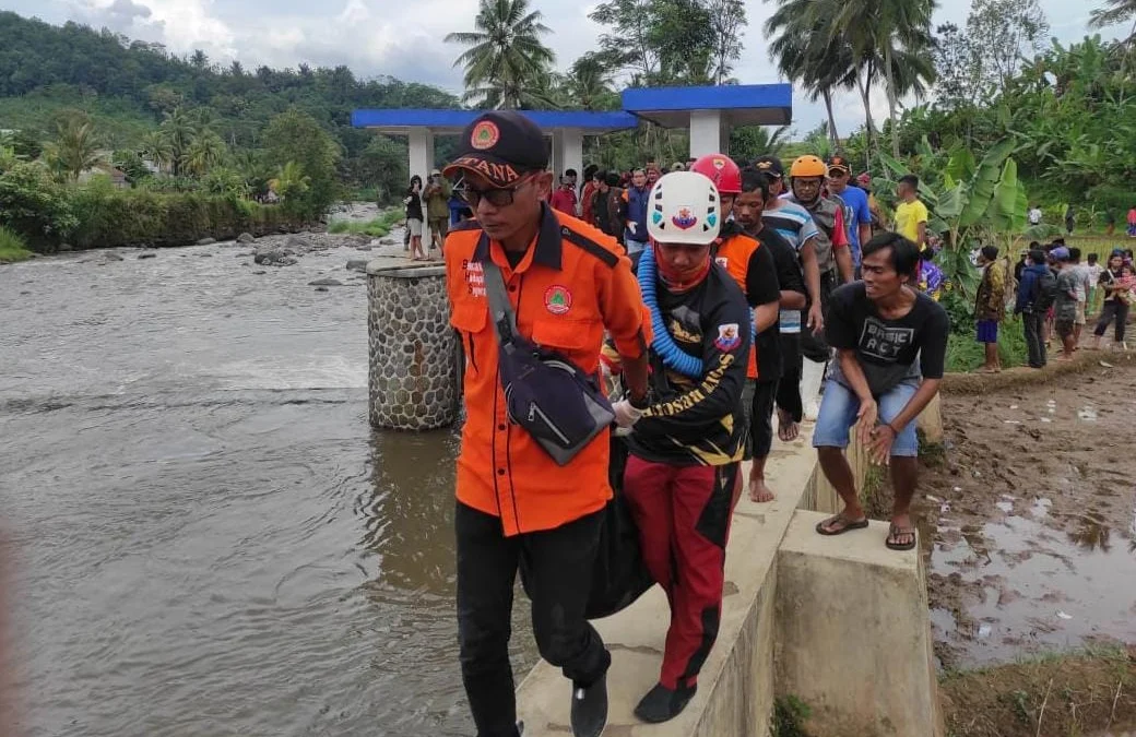 Tim gabungan mengevakuasi seorang bocah tewas tenggelam. Korban diketahui bernama Muhammad Yasin Alkautsar Muhtar (10) siswa SDN Langkob. (zan)