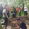 Warga Bongkar 6 Makam Dugaan Praktik Perdukunan. (zan)