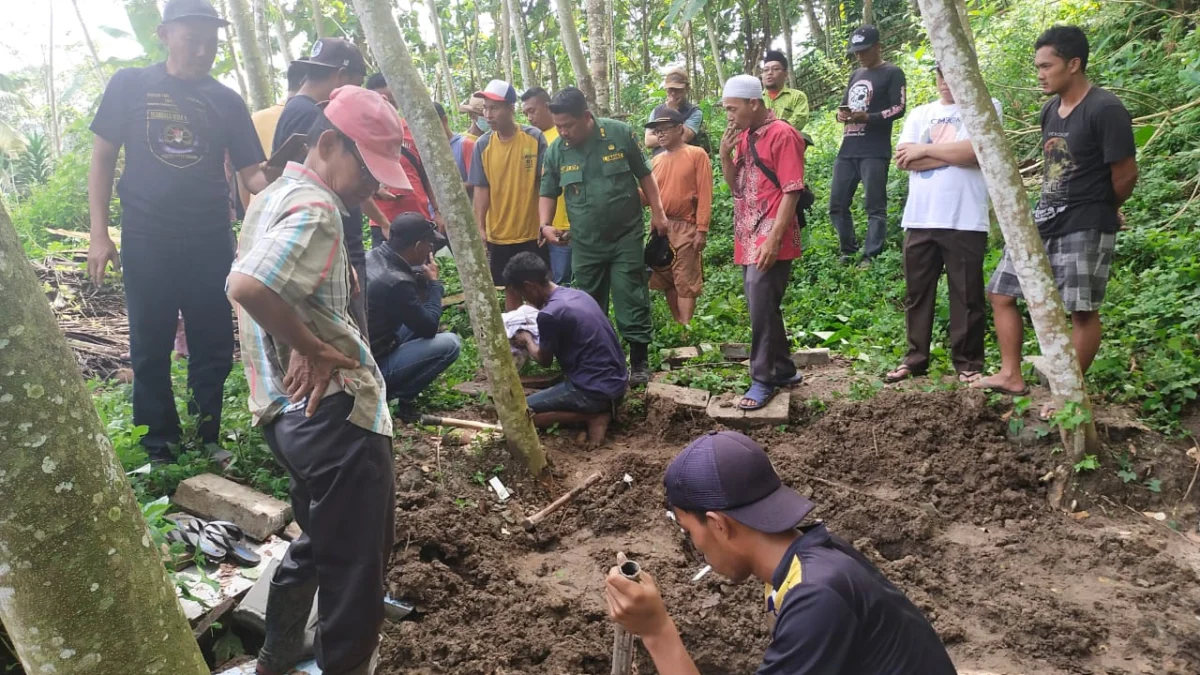 Warga Bongkar 6 Makam Dugaan Praktik Perdukunan. (zan)