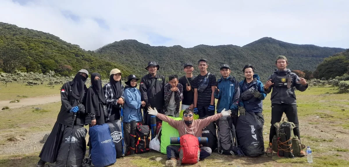 Saat mendaki pasti Anda akan menemui berbagai rintangan. Namun, inilah seni yang menjadi nikmat tersendiri bagi Anda yang hobi mendaki gunung