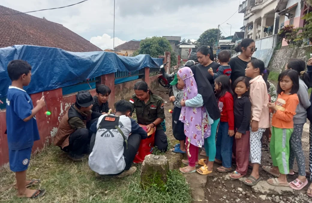 Anak-anak korban gempa bumi di Kabupaten Cianjur mendapat trauma healing, untuk memulihkan dampak psikologis akibat bencana. 