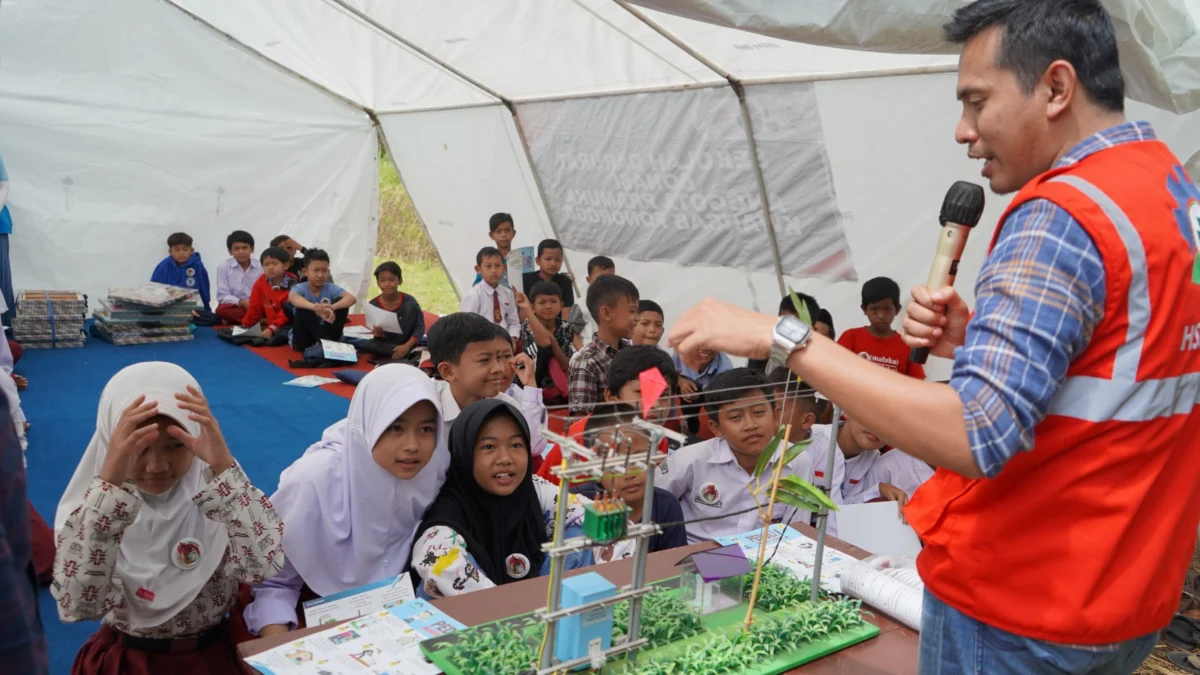 PLN Mengajar di Sekolah Darurat Penyintas Gempa Cianjur