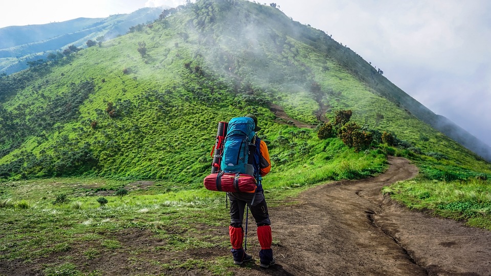 Hobi mendaki gunung kembali ngehits dikalangan muda mudi. (pixabay)