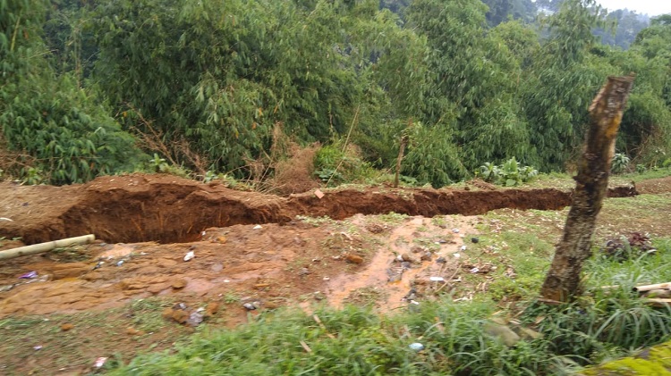 Retakan Tanah Muncul Sepanjang 20 Meter Akibat Pergeseran Tanah