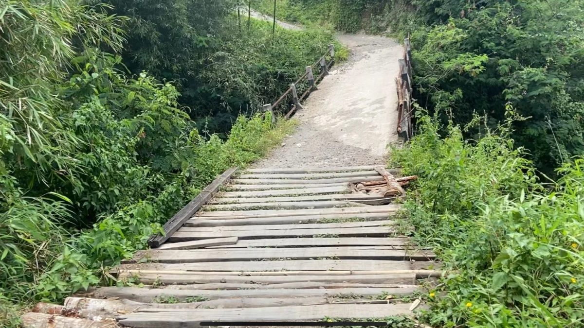 Jembatan penghubung 3 desa kondisinya memprihatinkan. Jembatan Leuwi Keris sendiri berada di Desa Cibanggala,  Kecamatan Campaka Mulya.. (zan)