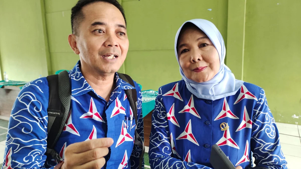 Sekretaris DPC Partai Demokrat Cianjur, Hadi Sutrisno, didampingi Ketua DPC Partai Demokrat, Hj Lilis Boy. (dik)