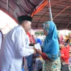 Serahkan Bantuan ke Anak Yatim dan Lansia, Bupati Cianjur Letakkan Batu Pertama Pembangunan Musala di Desa Sukajaya Cugenang