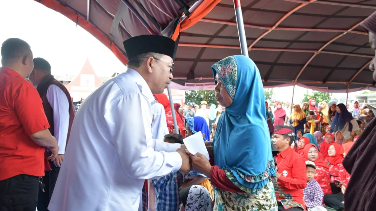 Serahkan Bantuan ke Anak Yatim dan Lansia, Bupati Cianjur Letakkan Batu Pertama Pembangunan Musala di Desa Sukajaya Cugenang