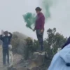 Viral Video Pendaki Nyalakan Bom Asap di Puncak Gunung Pangrango. (can)