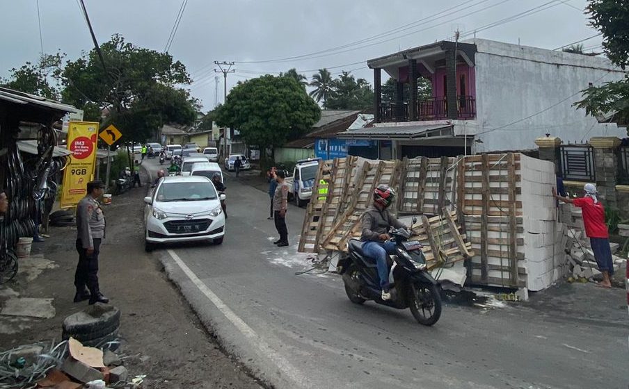 Truk Pengangkut Bata Hebel Terguling di Jalan Cilaku. (can)