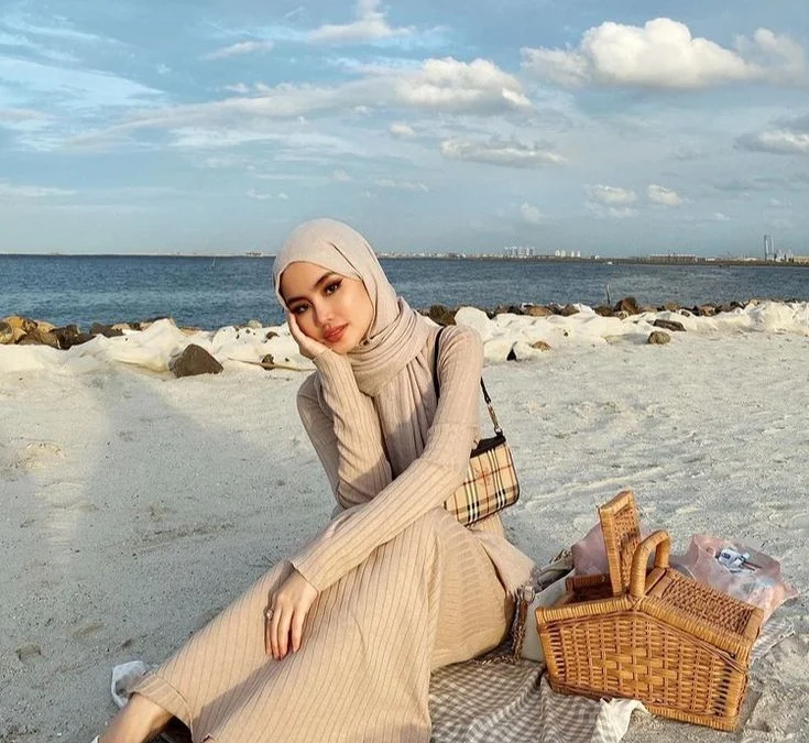 outfit ke pantai hijab simple