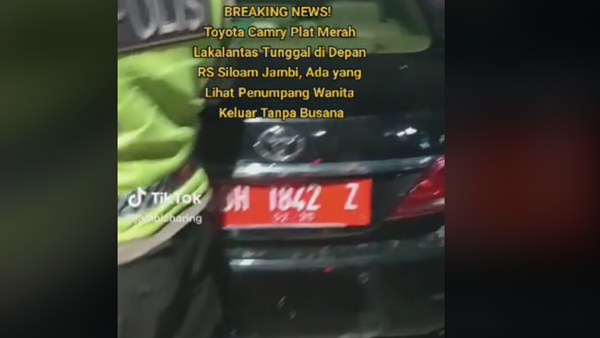 Wanita telanjang keluar dari camry plat merah. Warga Jambi digegerkan sosok wanita tanpa pakaian keluar dari sebuah mobil sedan usai mengalami kecelakaan tunggal di depan RS Siloam. (tangkapan layar)