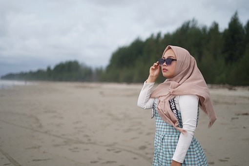 Outfit ke Pantai Hijab Simple