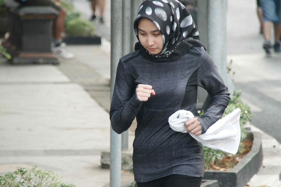 3 Outfit Jogging Wanita Hijab Tampilan Stylish dan Fresh