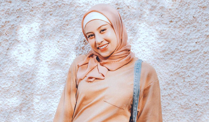 Berkah Ramadhan Selebgram Awkarin Pakai Hijab