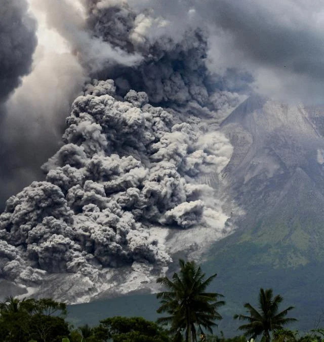 Gunung Merapi Mulai Muntahkan Awan Panas!