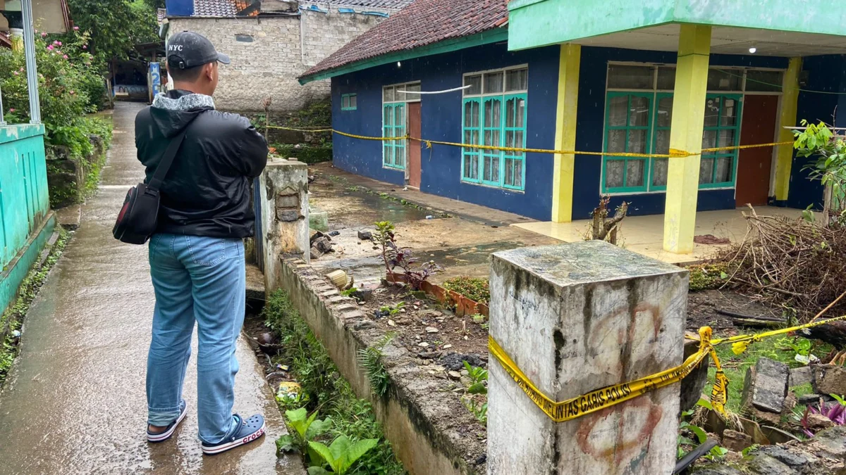 Pagar Tembok Rumah Tersangka Pembunuh Berantai Ambruk