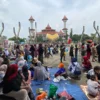 Lestarikan Tradisi Papajar Warga Cianjur Padati Alun-Alun. (zan)