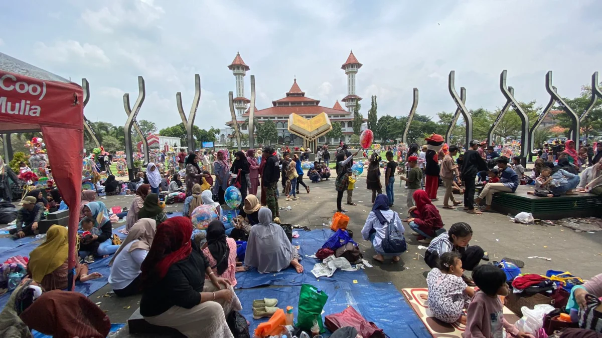 Lestarikan Tradisi Papajar Warga Cianjur Padati Alun-Alun. (zan)