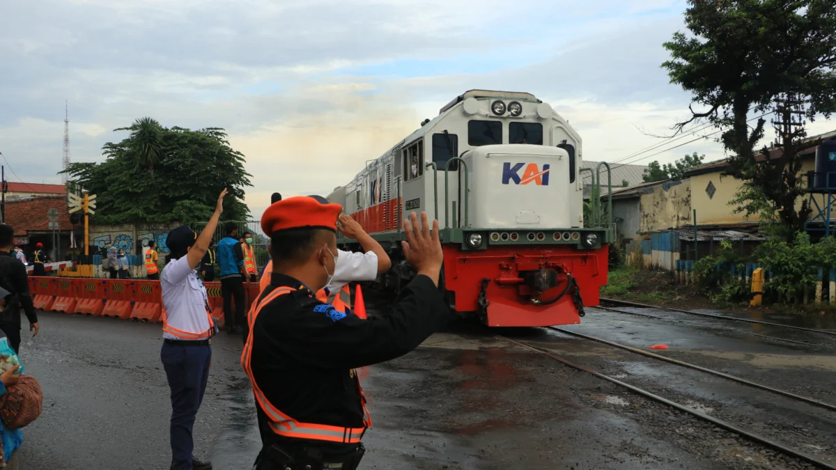 Seringkali Ngabuburit di Jalur KA, Ini Kata KAI Daop 2 Bandung