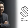 SM Entertainment Coret Lee Soo Man dari Daftar Prosedur Artis! (foto : tribun.wiki)