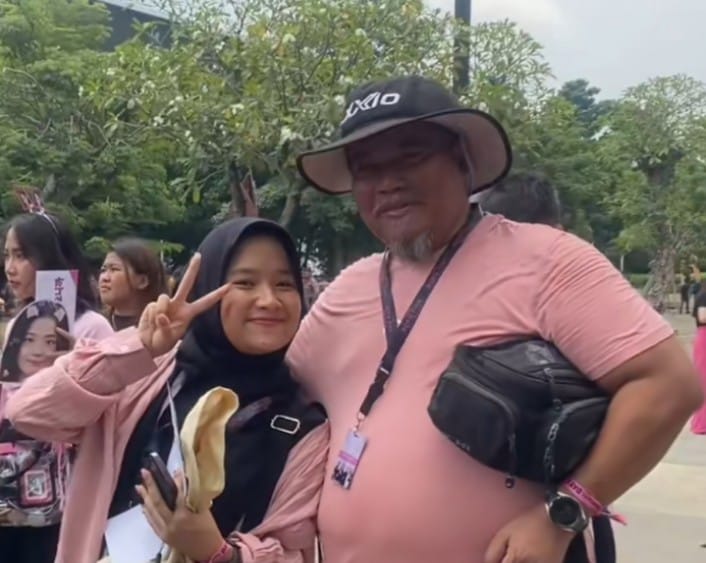 Sweet Seorang Ayah Menemani Sang Anak Menonton Konser Blackpink