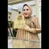 wanita pamer tas emas diburu petugas pajak