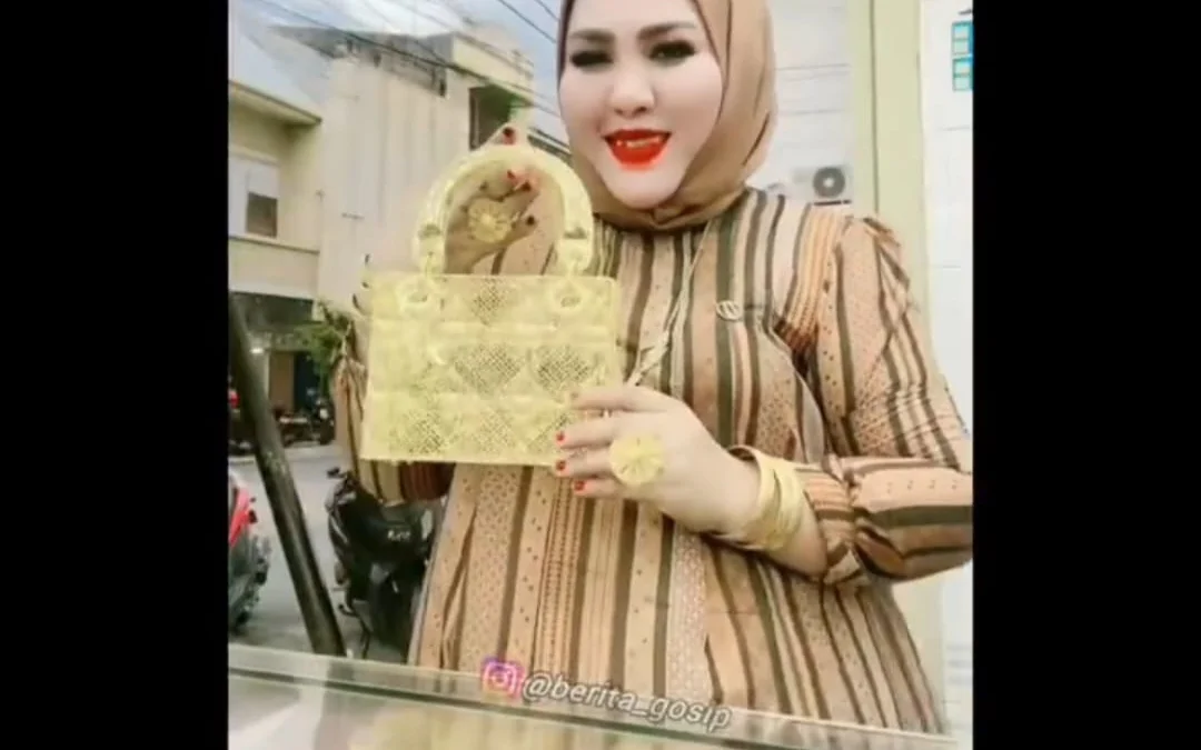 wanita pamer tas emas diburu petugas pajak