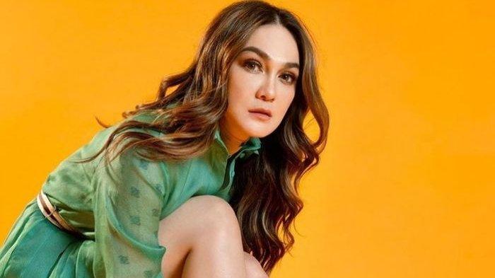 Artis Indonesia yang Sempet Minder Ketemu Banyak Orang : Luna Maya