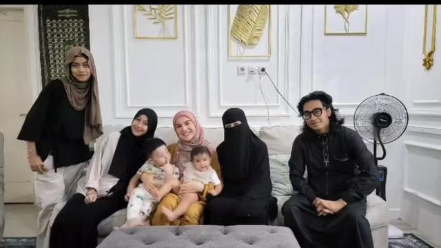 Kuatkan Irish Bella, Umi Pipik Berbagi Pengalaman Hidup