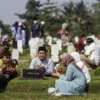 Tradisi Nyekar Setelah Shalat Idul Fitri