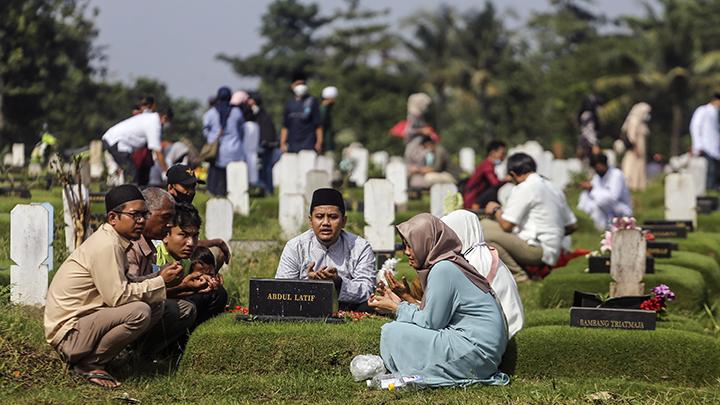 Tradisi Nyekar Setelah Shalat Idul Fitri