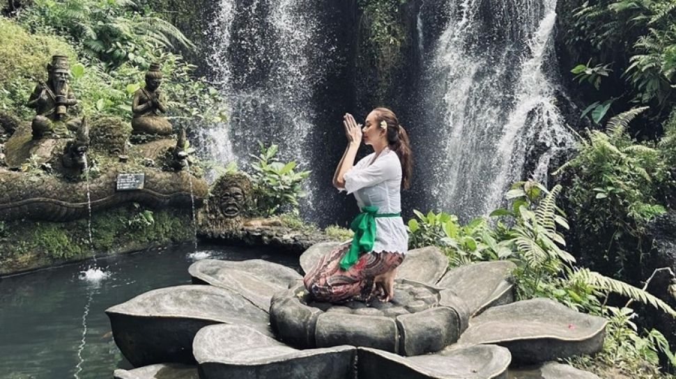 Artis Seksi Aura Kasih Pindah Agama Dengan Mengikuti Tradisi Melukat