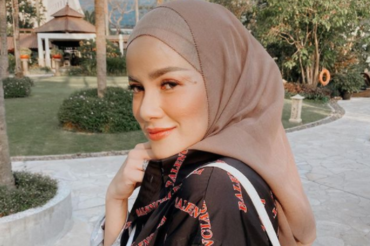 Inilah Gaya Outfit Artis Cantik Olla Ramlan