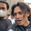 Aksi Jefri Nichol Ikut Demo di Gedung DPR RI " UU Cipta Kerja"