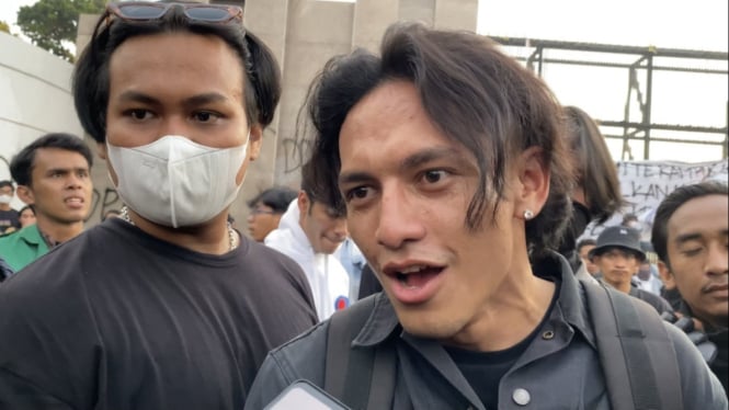 Aksi Jefri Nichol Ikut Demo di Gedung DPR RI " UU Cipta Kerja"