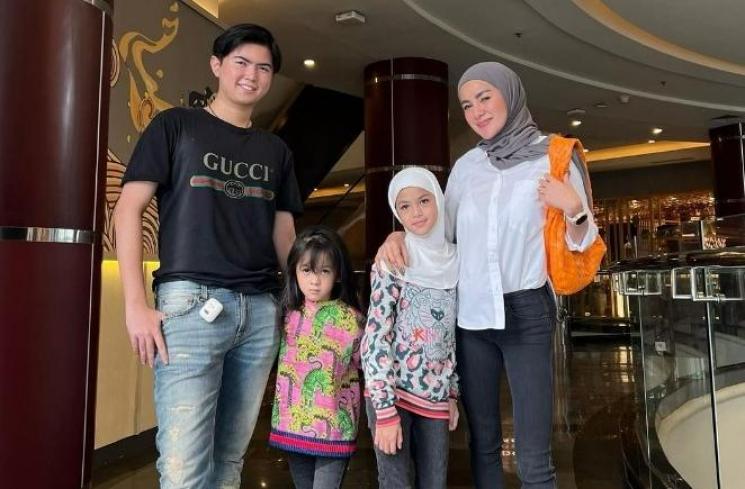 Artis Cantik Olla Ramlan Dihujat Warganet Karena Pakai Baju Transparan 