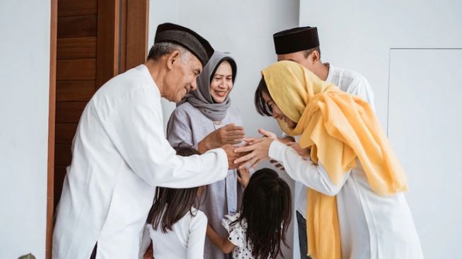 5 Cara Menjawab Pertanyaan "Kapan Nikah?" Saat Lebaran