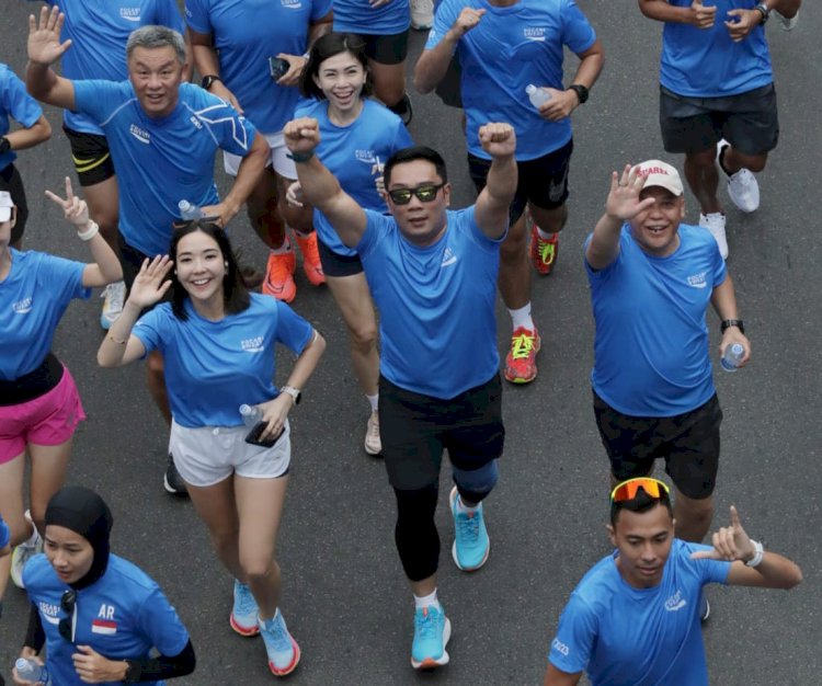 Gubernur Ridwan Kamil akan Desain Medali Pocari Sweat Run 2023