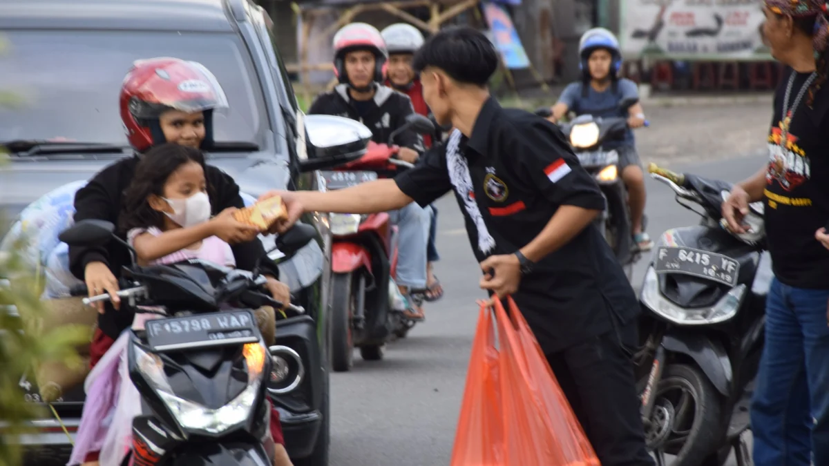 Pasgar Korwil Pasar Induk Cianjur Bagikan Ratusan Takjil