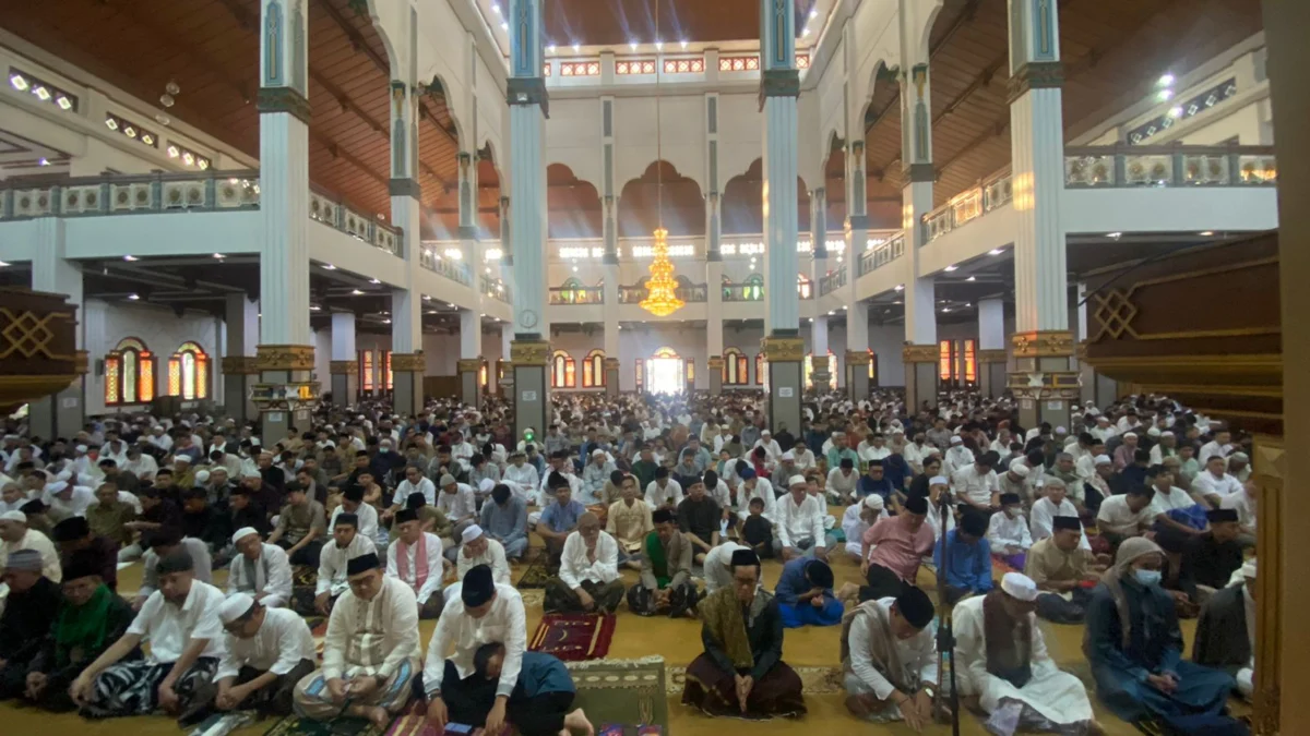 Ribuan Warga Cianjur Salat Idul Fitri di Masjid Agung