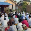 Jajaran Disperkim Cianjur Salat Idul Fitri Bersama Ratusan Warga Korban Gempa di Cibulakan Cugenang