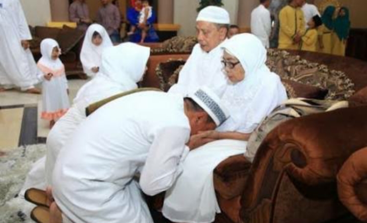 Tradisi Sungkeman Saat Lebaran