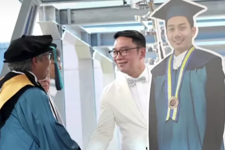 Moment Haru, Ridwan Kamil Menggantikan Almarhum Eril Wisuda